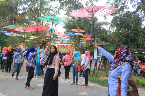 Festival Payung di Balekambang, ini foto-fotonya