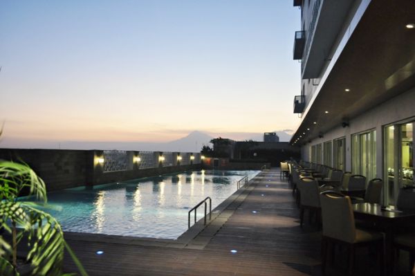 Rooftop Swimming Pool di Aston Hotel Solo