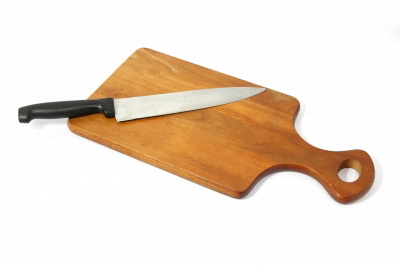 peralatan dapur berupa-talenan-dari-kayu-dan-pisau-stainless