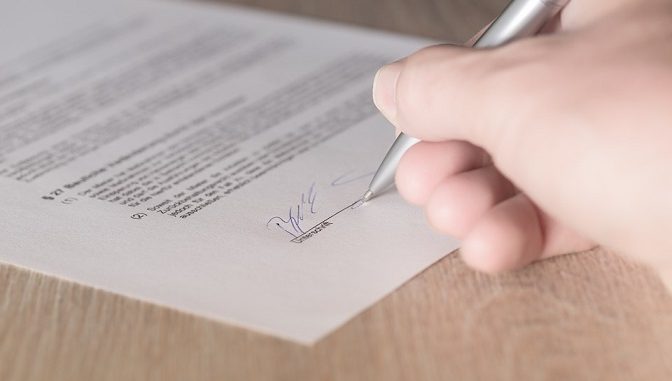 Bertanggung jawab atas kontrak kerja  secara hukum