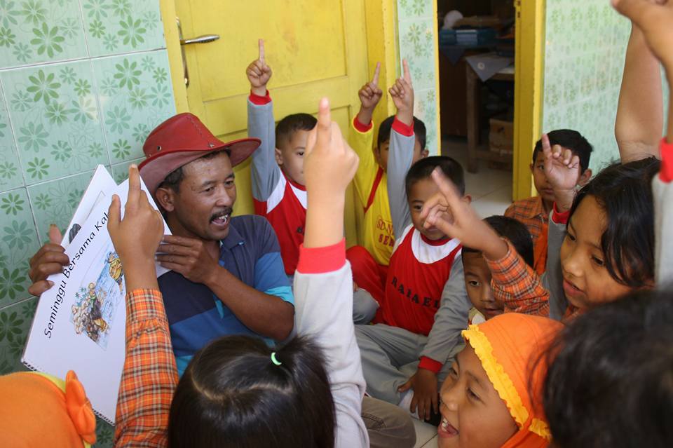 ridwan Sururi bersama anak-anak SD ridwan Sururi bersama anak-anak SD