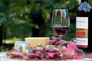 Minuman anggur menggunakan elemen hias buah anggur