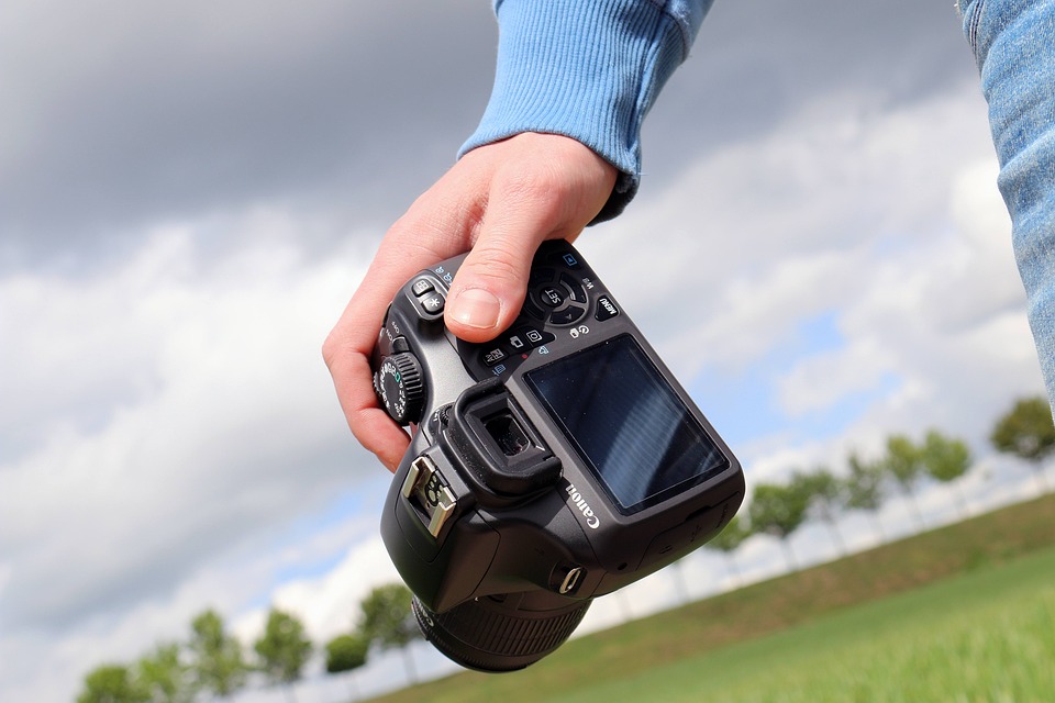 kamera digital adalah jenis kamera fotografi yang sering digunakan saat ini