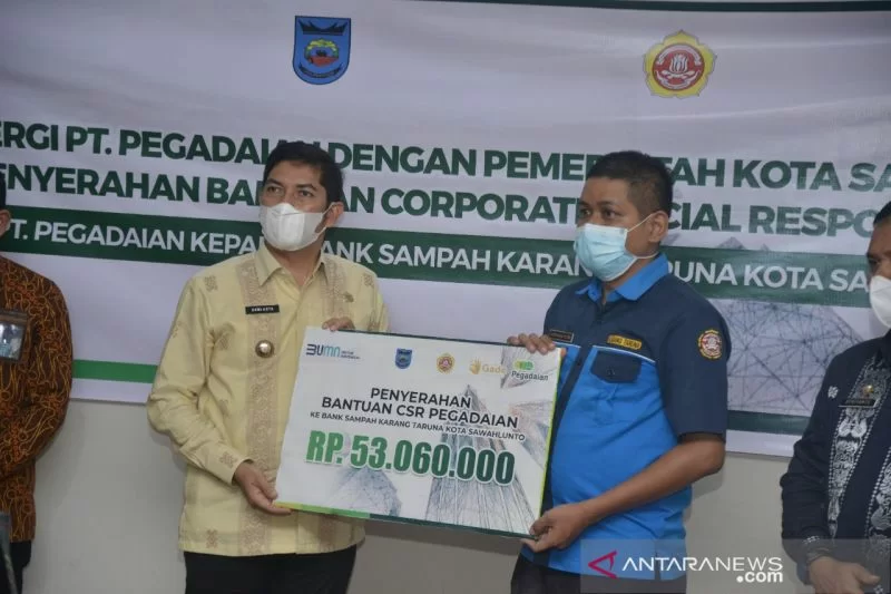 PT Pegadaian serahkan CSR pada bank sampah Karang Taruna Sawahlunto senilai Rp53 juta