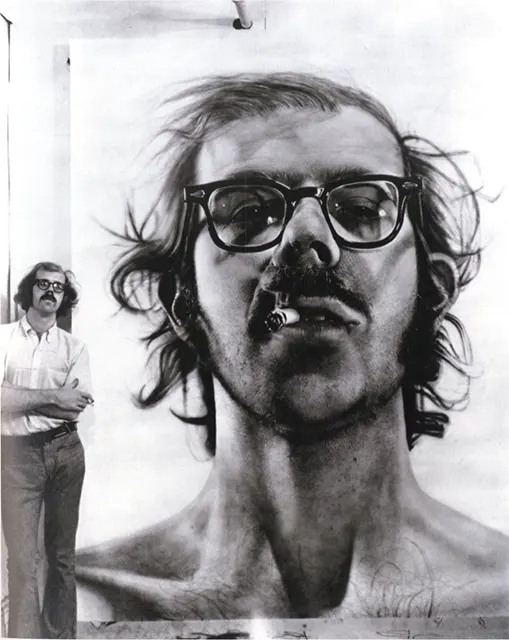 chuck close pada tahun 1968 bersanding dengan karyanya yang jumbo self-portrait 1967-1968